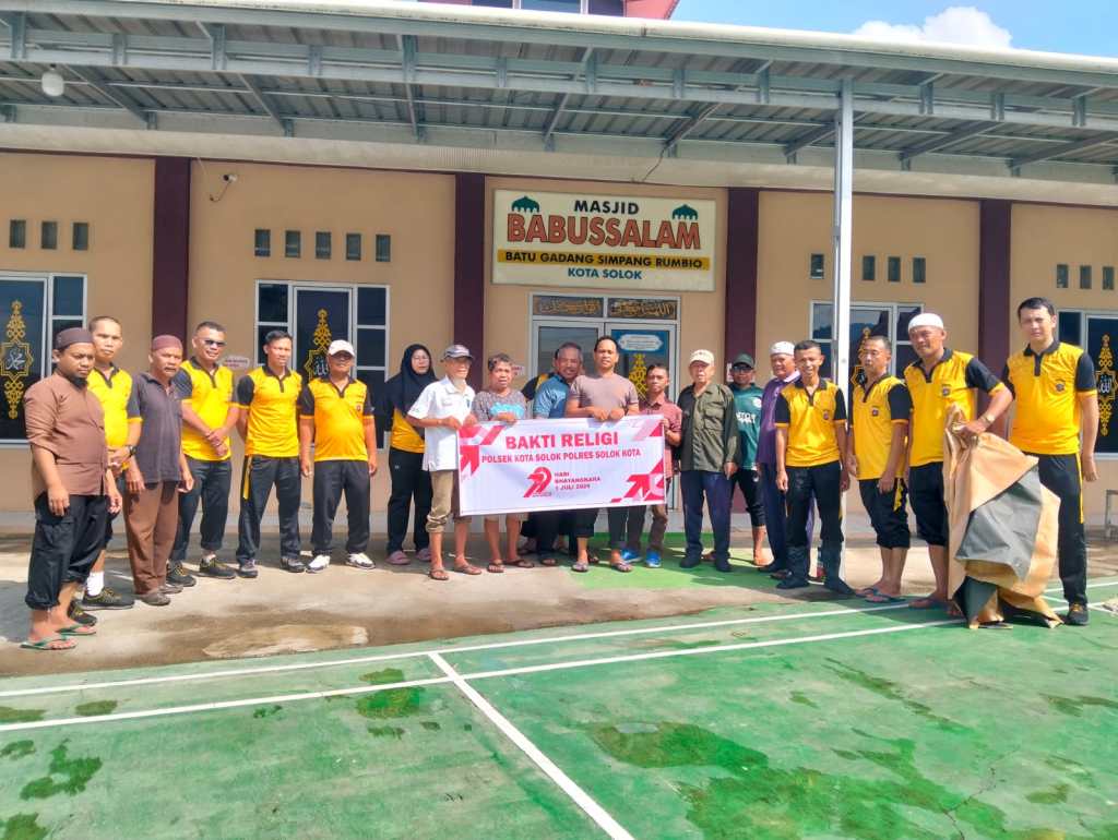 Bakti Religi Personil Polsek Kota Solok di Masjid Babussalam Batu Gadang Sambut Hari Bhayangkara&nbsp;ke-79
