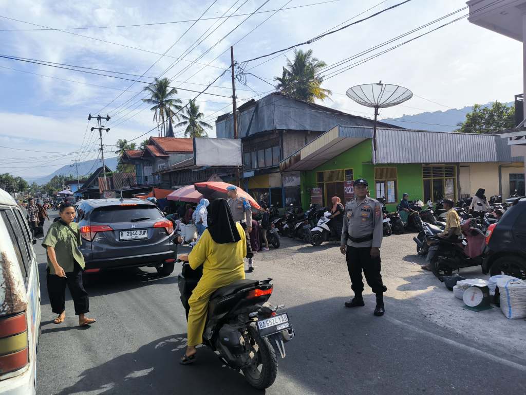 Turun ke Jalan, Polsek KPGD Atur Lalin Demi Nyaman dan Aman di Hari&nbsp;Pasar
