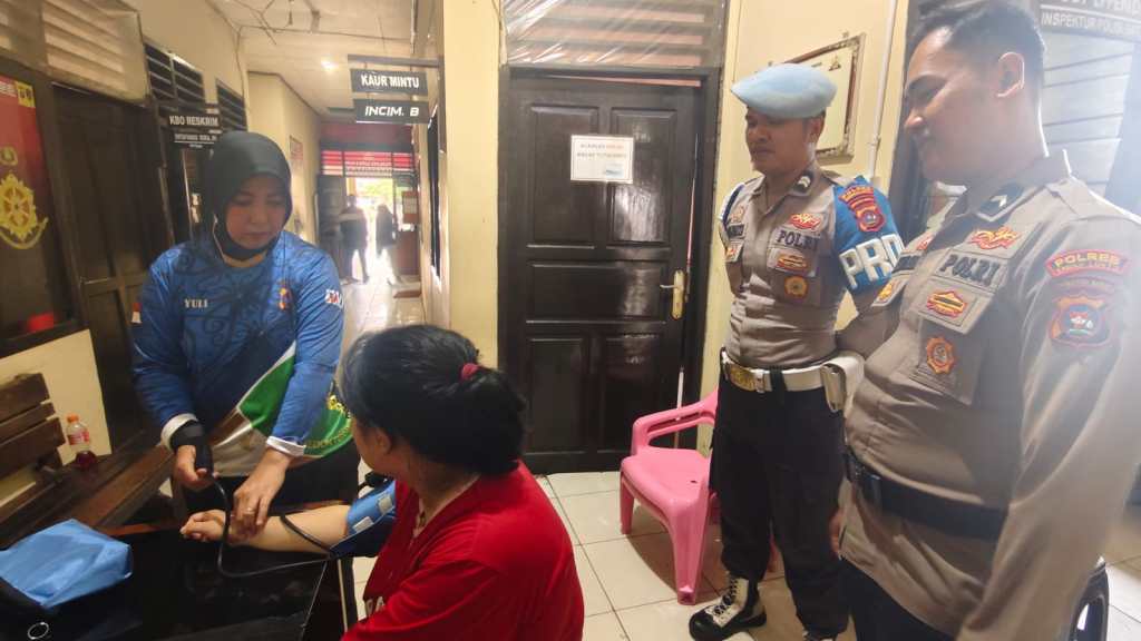Tahanan Mengeluh Sakit, Kasi Dokkes Polres Sawahlunto Tanggap Cepat Lakukan Pemeriksaan&nbsp;Medis
