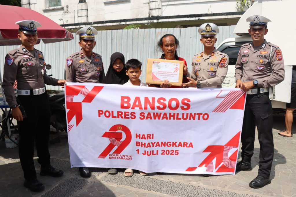 Peduli Sesama di Hari Bhayangkara ke-79, Satlantas Polres Sawahlunto Salurkan 25 Paket Sembako untuk Warga&nbsp;Rentan
