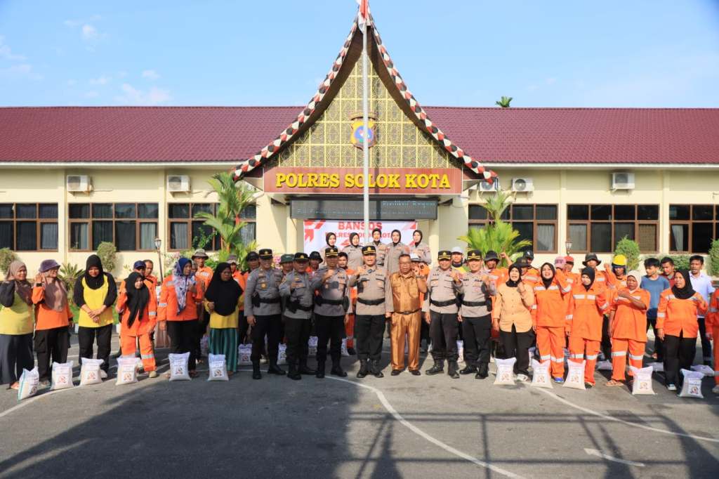 Sambut Hari Bhayangkara ke 79, Wakapolres Solok Kota Serahkan Bantuan kepada 43 Petugas Kebersihan&nbsp;DLH