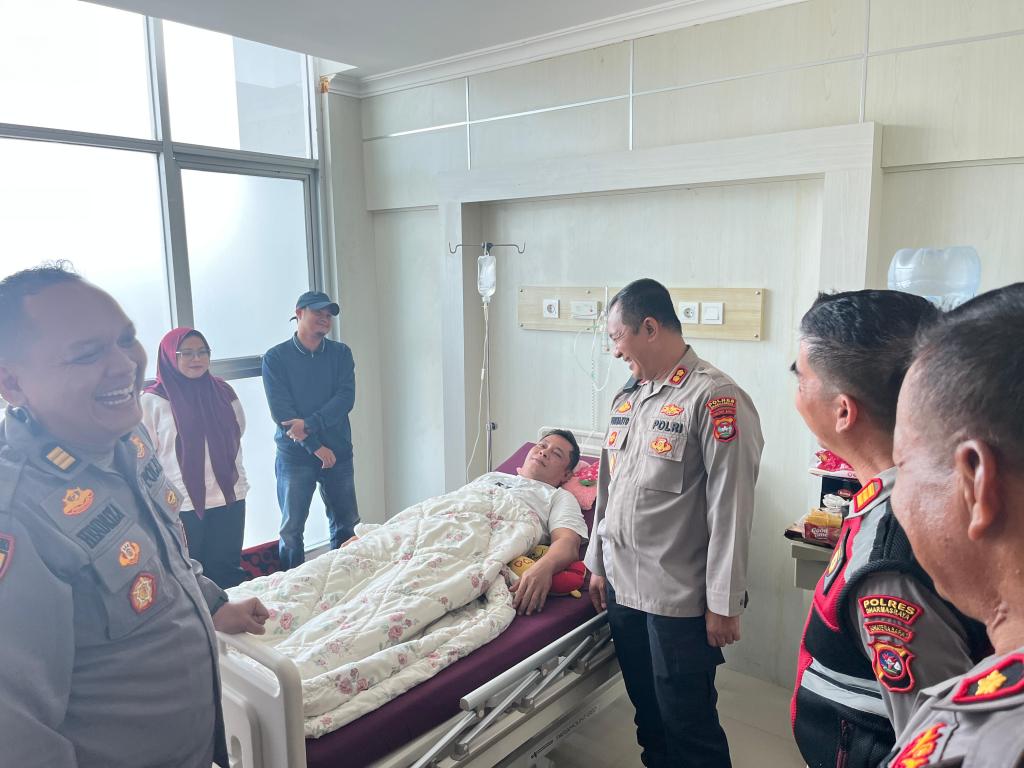 Anjangsana Dalam Rangka Hari Bhayangkara ke 79, Kapolres Dharmasraya Jenguk Anggota yang Dirawat di&nbsp;RS