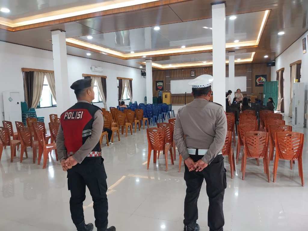 Polres Tanah datar Berikan Pengamanan Kegiatan Umat Kristiani di Aula&nbsp;Kodim