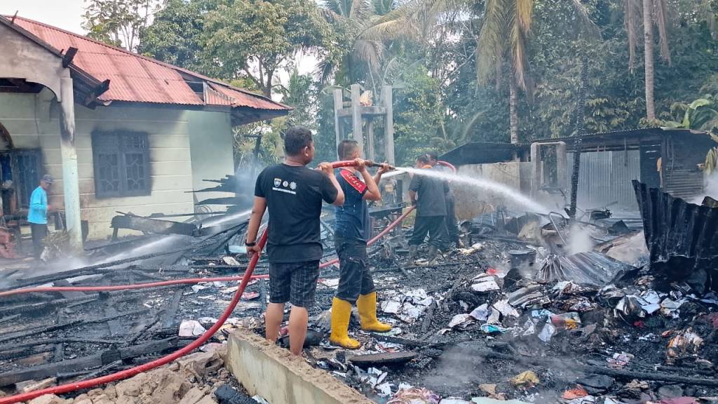 Respon Cepat Polri: Polsek Sitiung Bersama Damkar dan Warga Padamkan Kebakaran Rumah di Sungai&nbsp;Duo