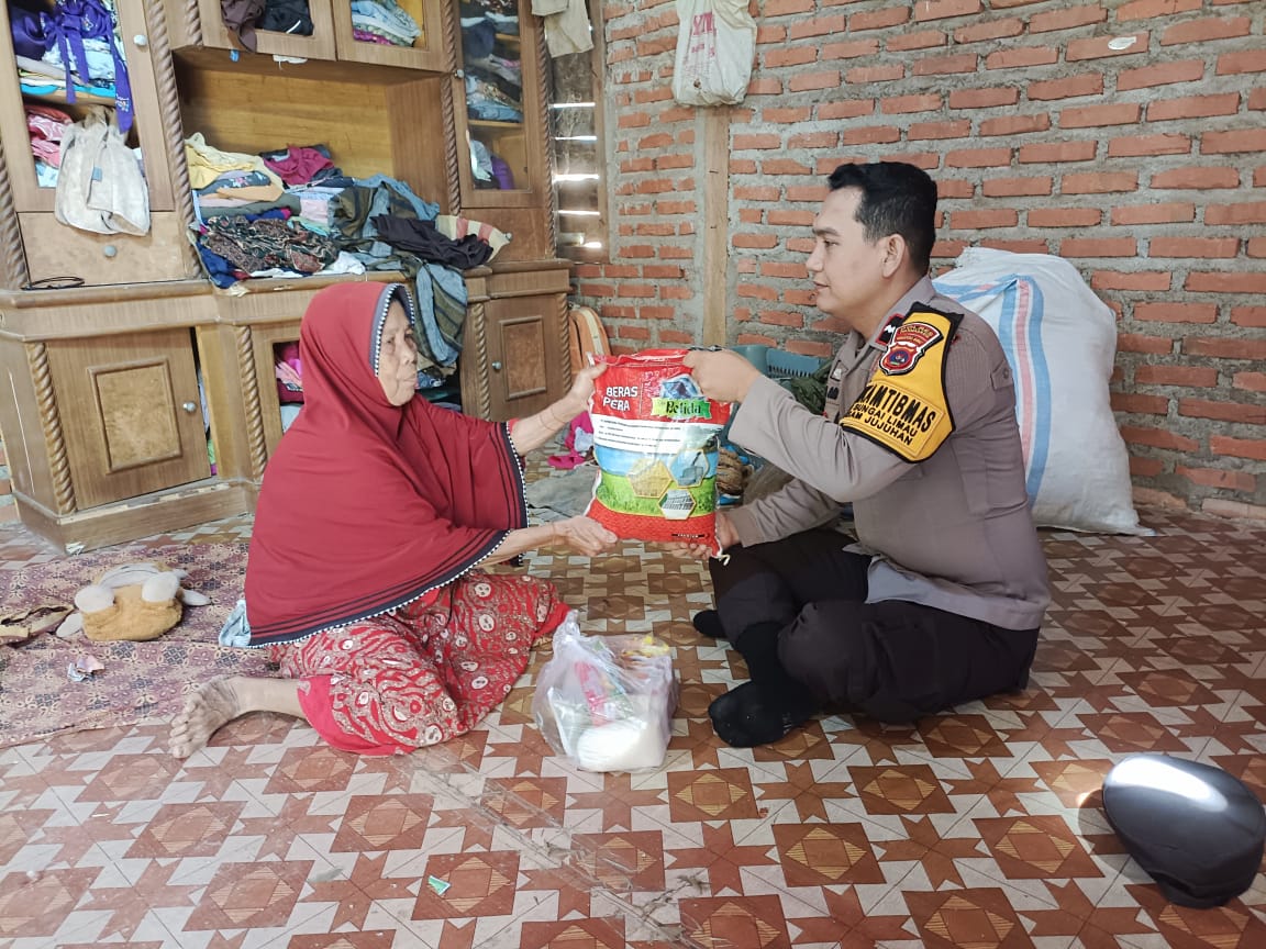 Bhabinkamtibmas Sungai Limau Salurkan Bansos Polres Dharmasraya untuk Lansia