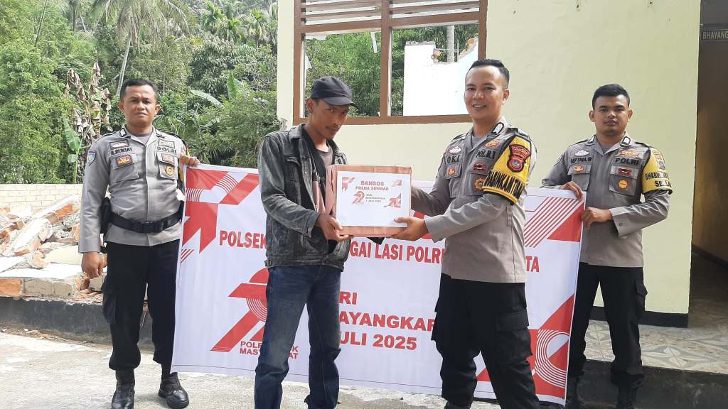 Personel Polsek IX Koto Sungai Lasi Berikan Bantuan Sosial kepada Warga Kurang Mampu di Nagari Koto&nbsp;Laweh