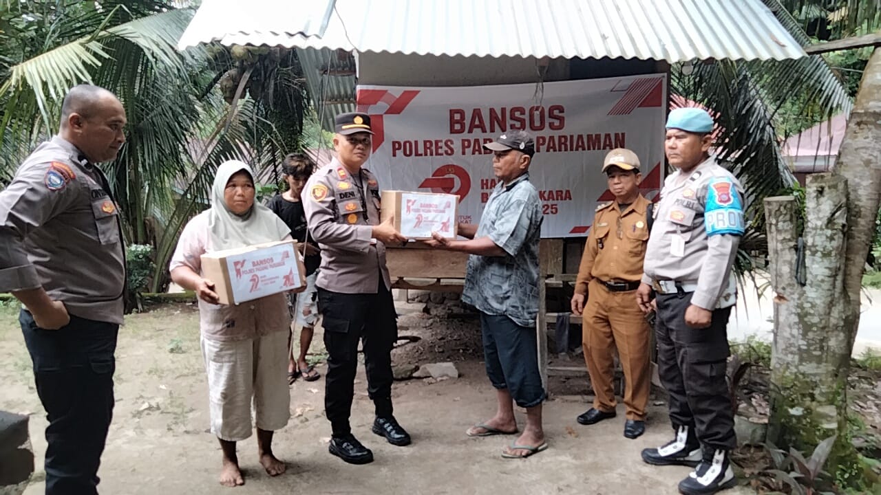 Dalam Rangka Hari Bhayangkara ke-79, Polsek 2×11 Enam Lingkung Bagikan Bansos kepada Masyarakat Sekitar