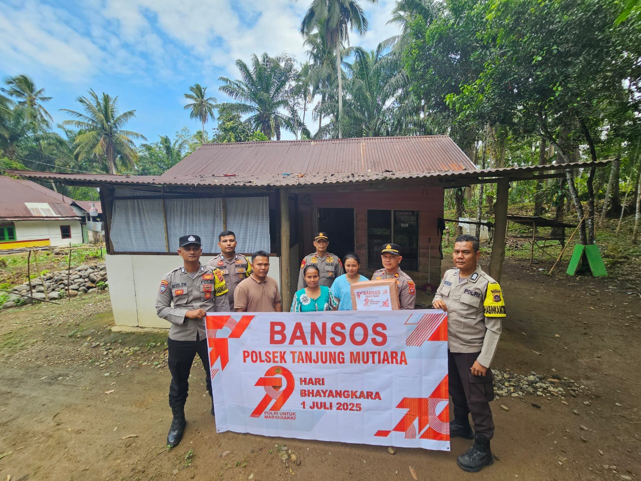 Polsek Matur Tebar Kepedulian, Salurkan Bansos untuk Warga Kurang Mampu di Jorong Padang Gelanggang