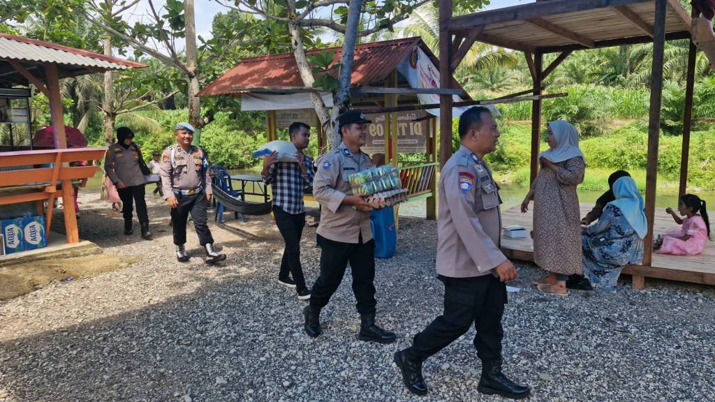 Polsek Tanjung Mutiara Salurkan Bansos untuk Warga Miskin, Wujud Kepedulian Polri di HUT Bhayangkara&nbsp;ke-79
