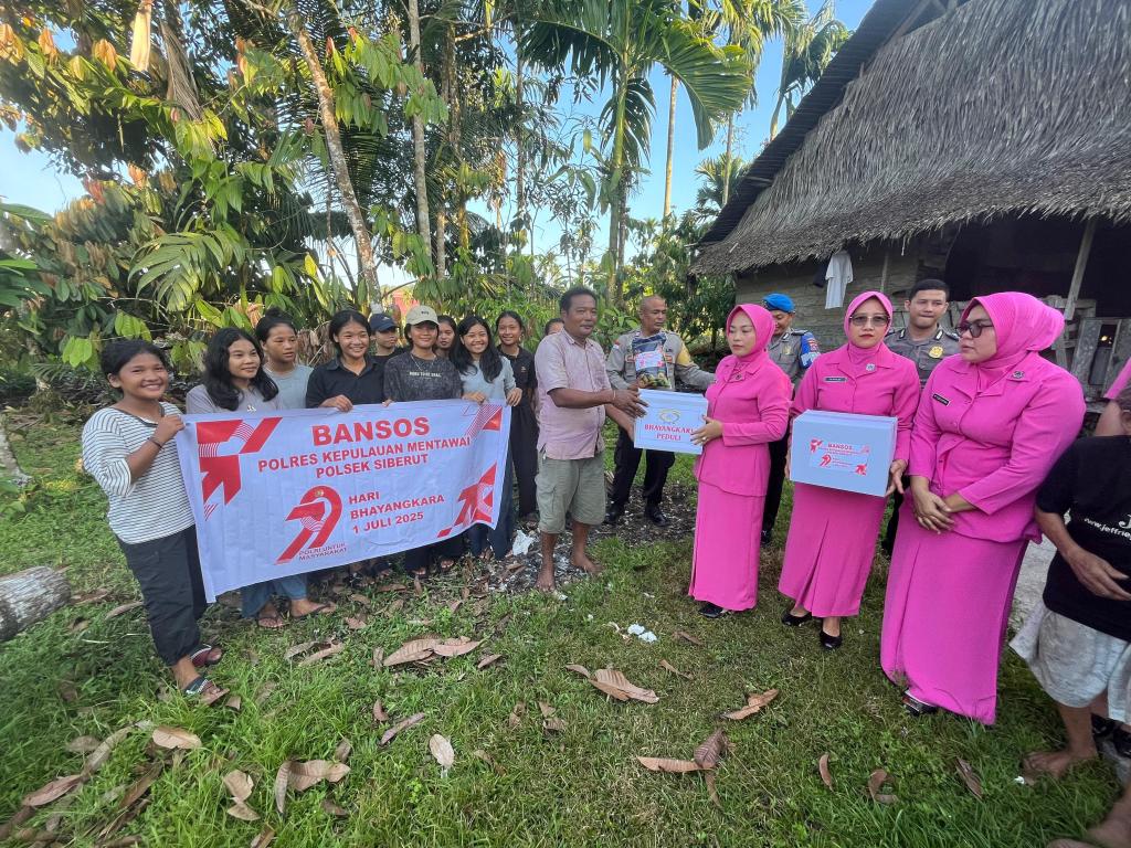Kapolsek Siberut Berikan Bantuan Sosial dalam Rangka Hari Bhayangkara&nbsp;Ke-79