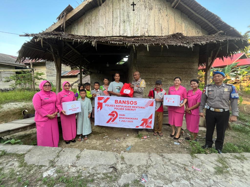 Bhayangkara Berbagi: Kapolsek Siberut Bagikan Bansos dalam Rangka Hari Bhayangkara&nbsp;Ke-79