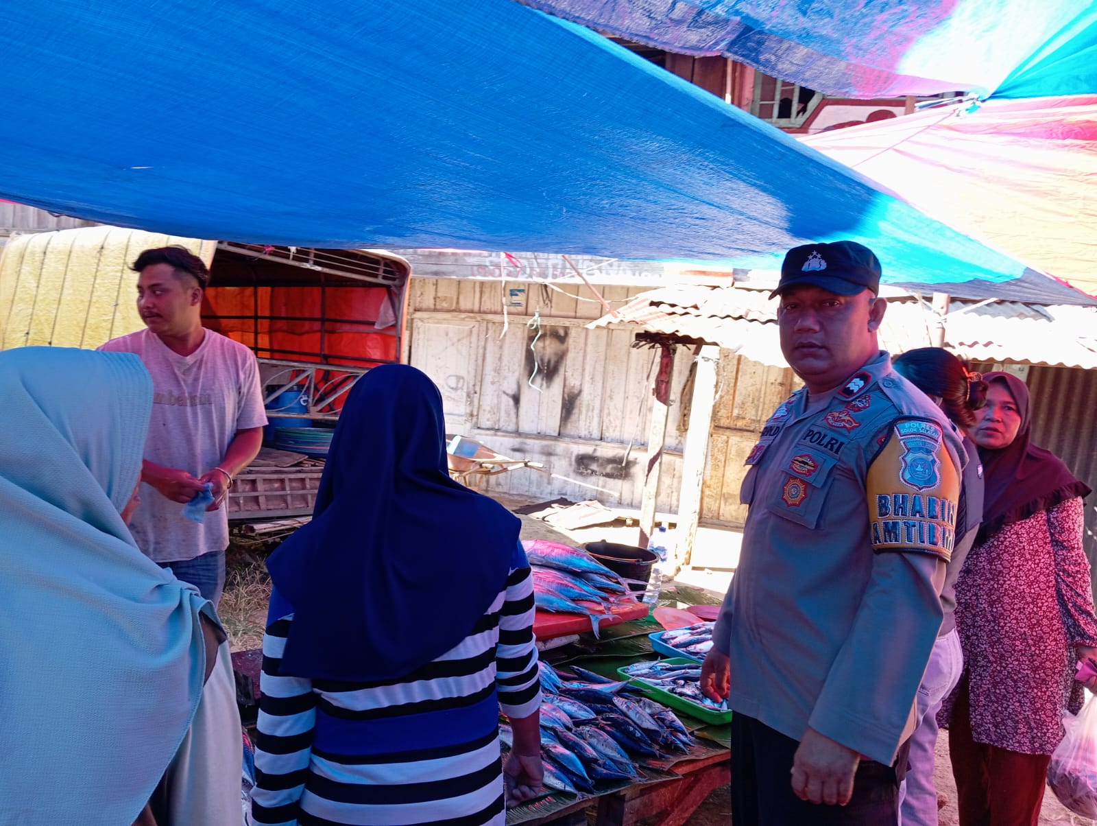 Senyum Polisi, Pasar Kondusif: Selasa yang Ramai Tapi Damai