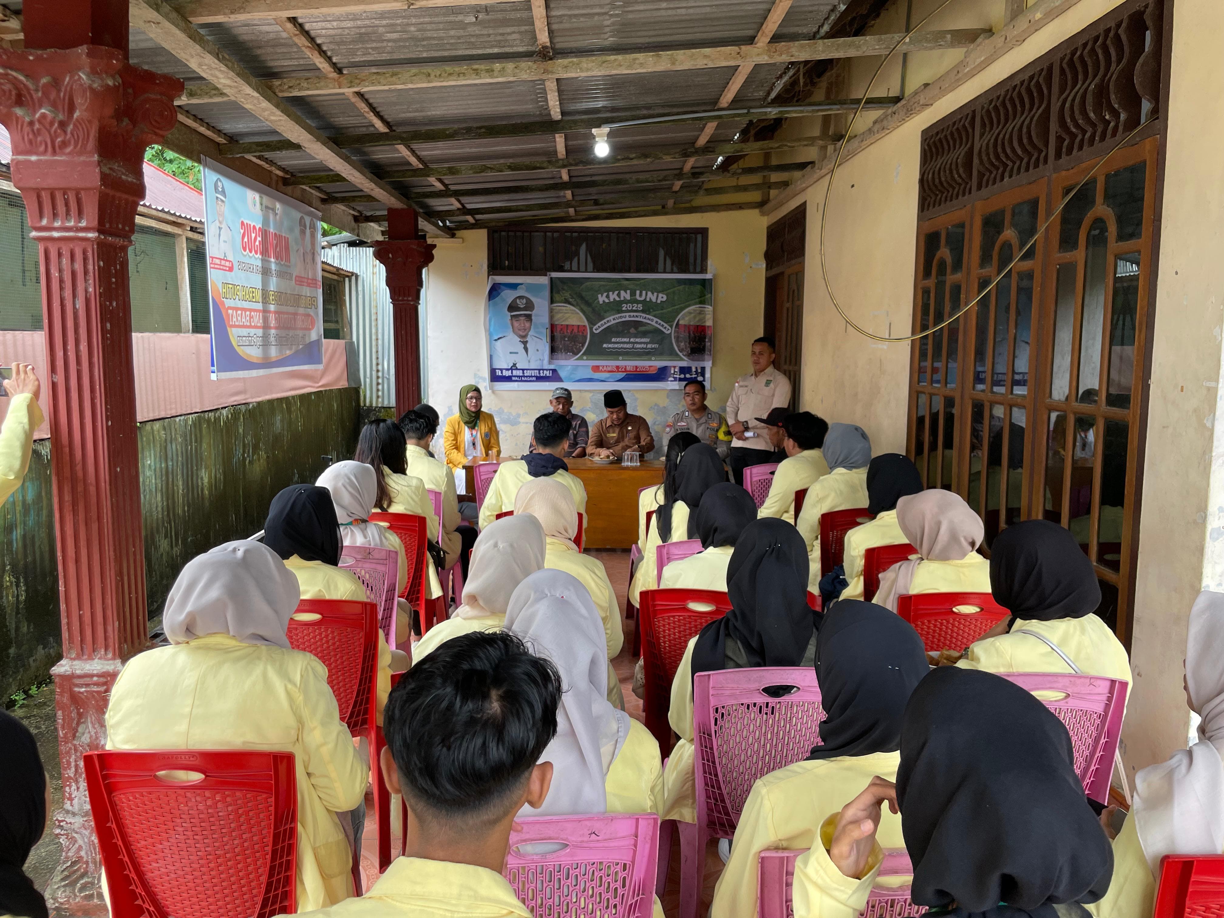 Bhabinkamtibmas Nagari Kudu Ganting Barat Hadiri Penerimaan Mahasiswa KKN UNP, Ajak Dukung Program Ketahanan Pangan