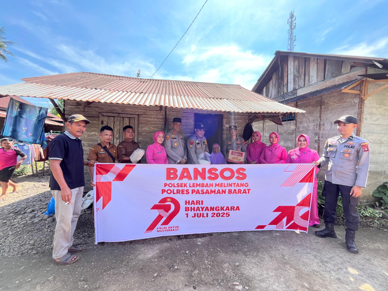 Polsek Lembah Melintang Salurkan Bansos dalam Rangka Menyambut Hari Bhayangkara Ke-79 Tahun 2025