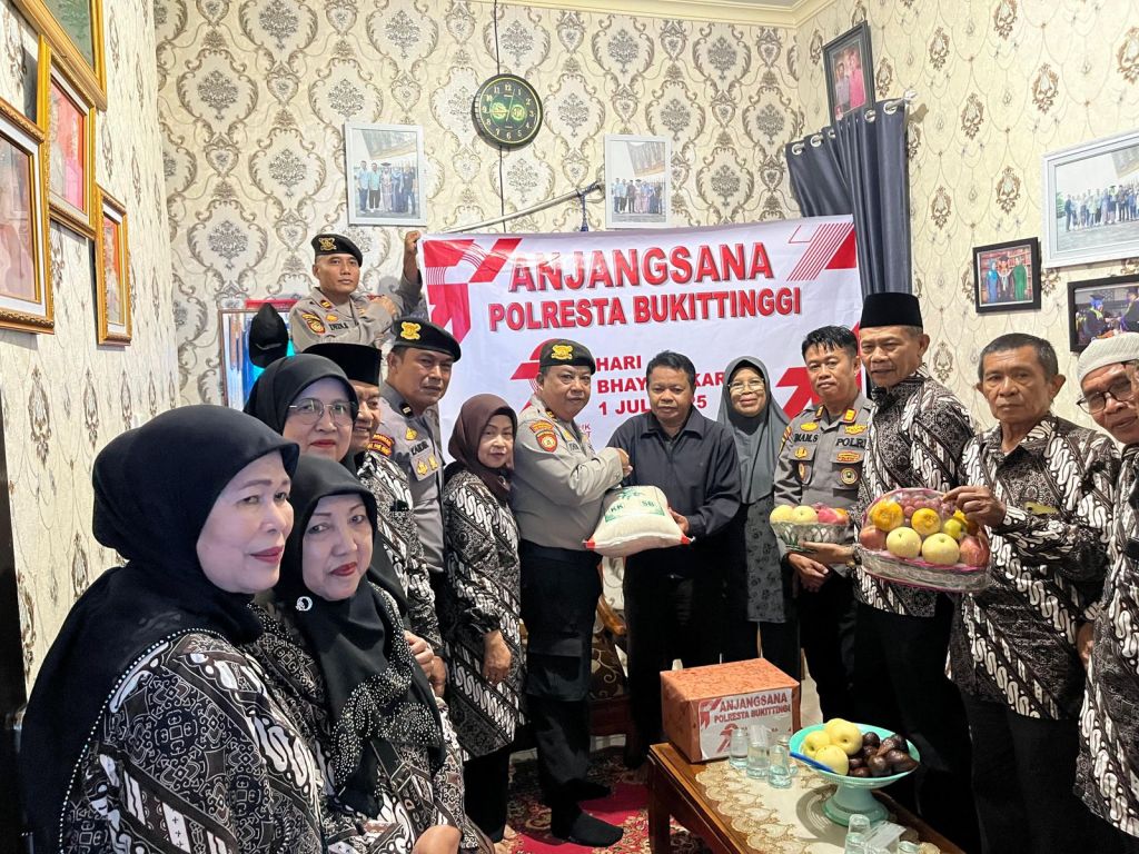 Hari Bhayangkara ke 79 Polresta Bukittinggi Gelar Kegiatan Anjang Sana ke Kediaman Purnawirawan Polri dan&nbsp;Warakawuri