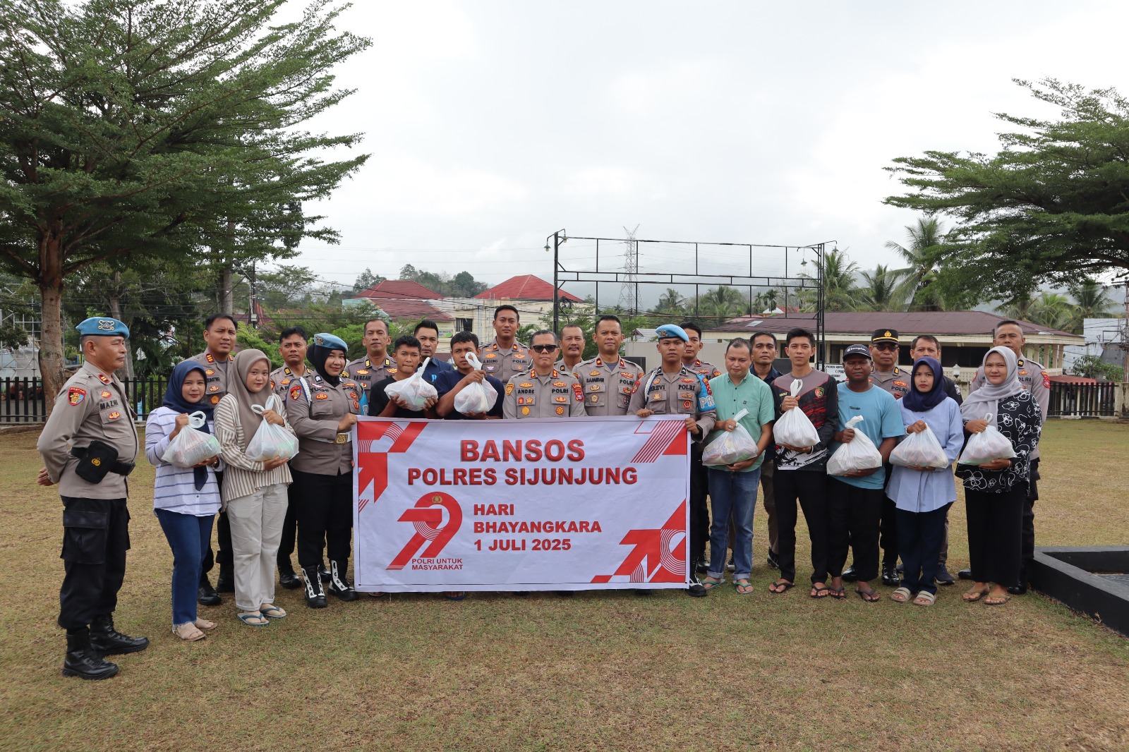Kapolres Sijunjung AKBP Andre Anas, S.I.K., M.H., Pimpin Kegiatan Bakti Sosial Sambut HUT Bhayangkara ke-79
