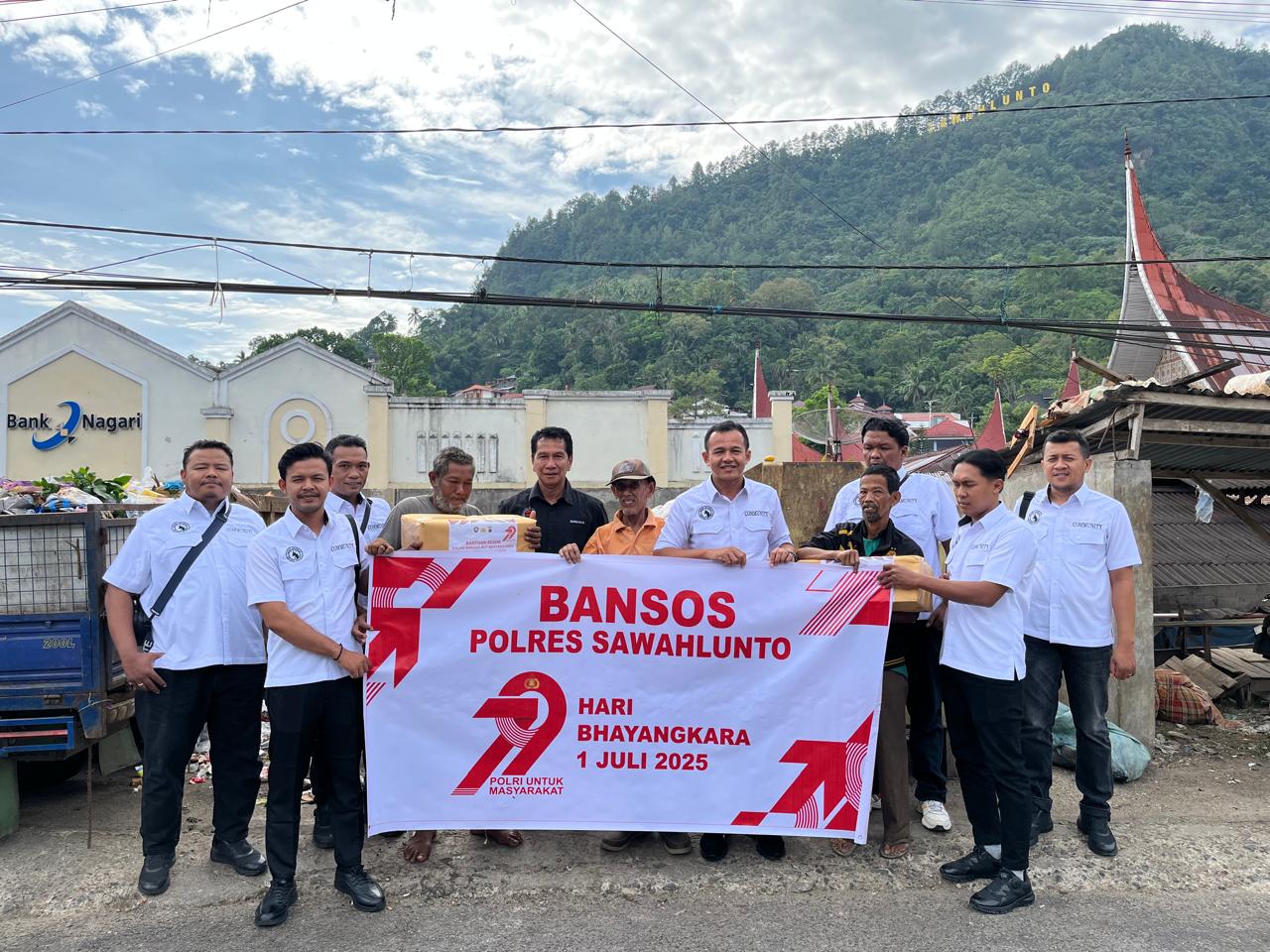 Peduli Sesama, Sat Intelkam Polres Sawahlunto Bagikan Sembako Jelang Hari Bhayangkara ke-79