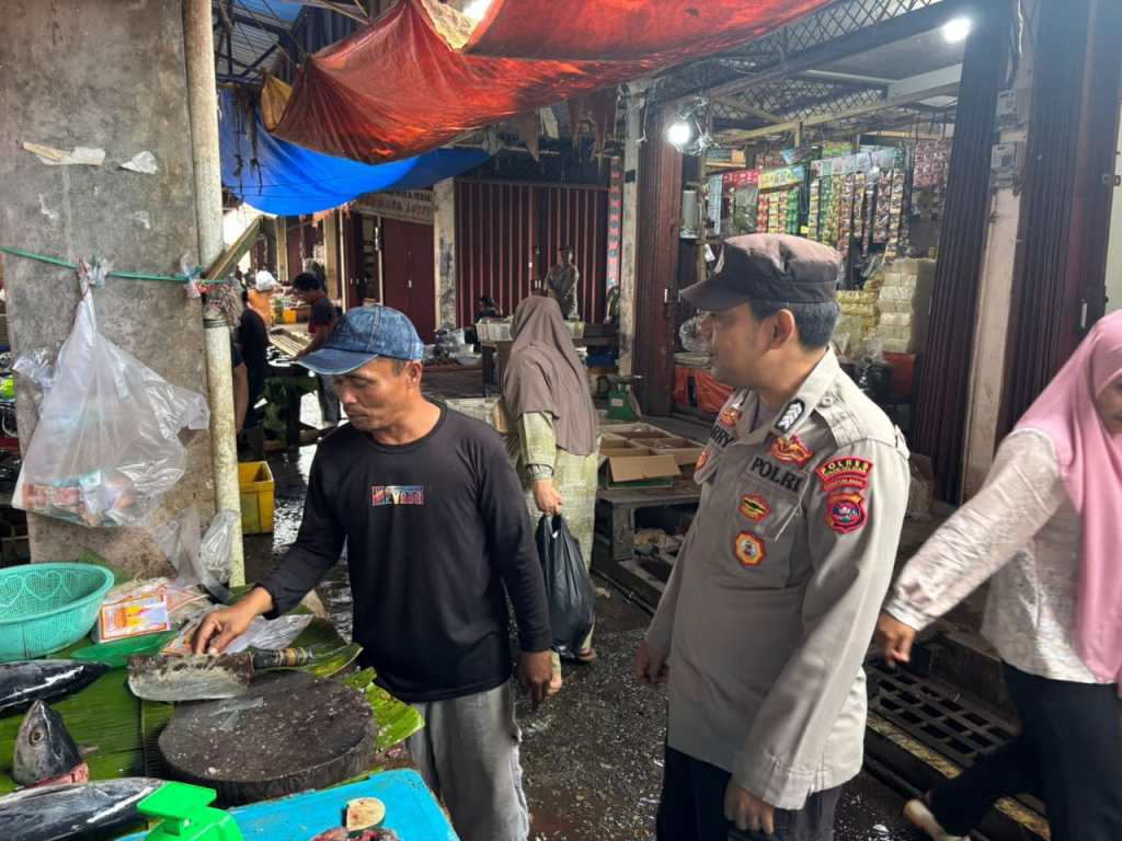 Ramai Tapi Aman: Polisi Sambangi Pasar Padang Aro, Pedagang Bilang Rasa Nyaman Jadi Dagangan&nbsp;Tambahan
