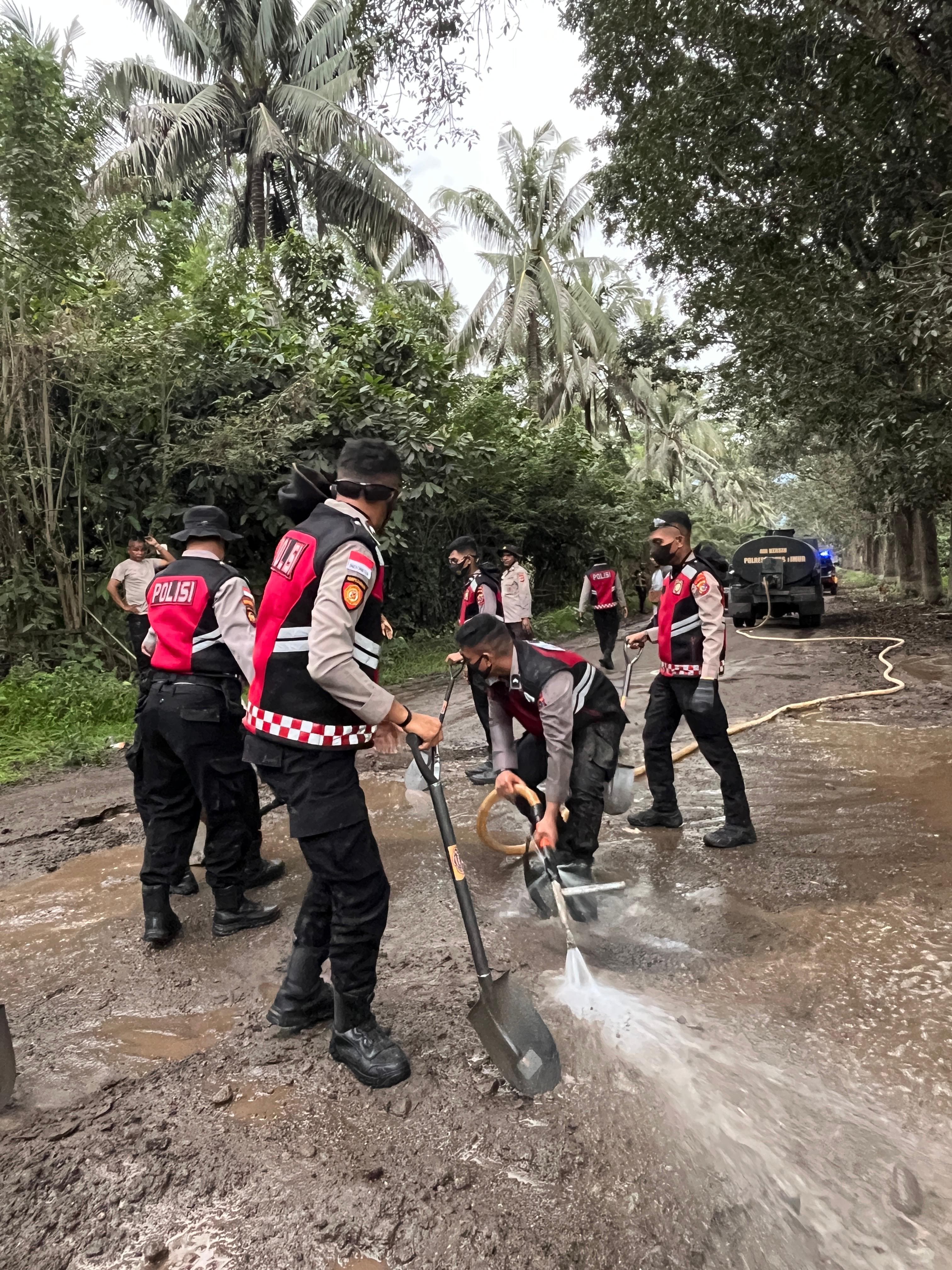 Polri untuk Masyarakat, Gerak Cepat Polda NTT Bersihkan Lokasi Terdampak Erupsi Gunung Lewotobi Laki