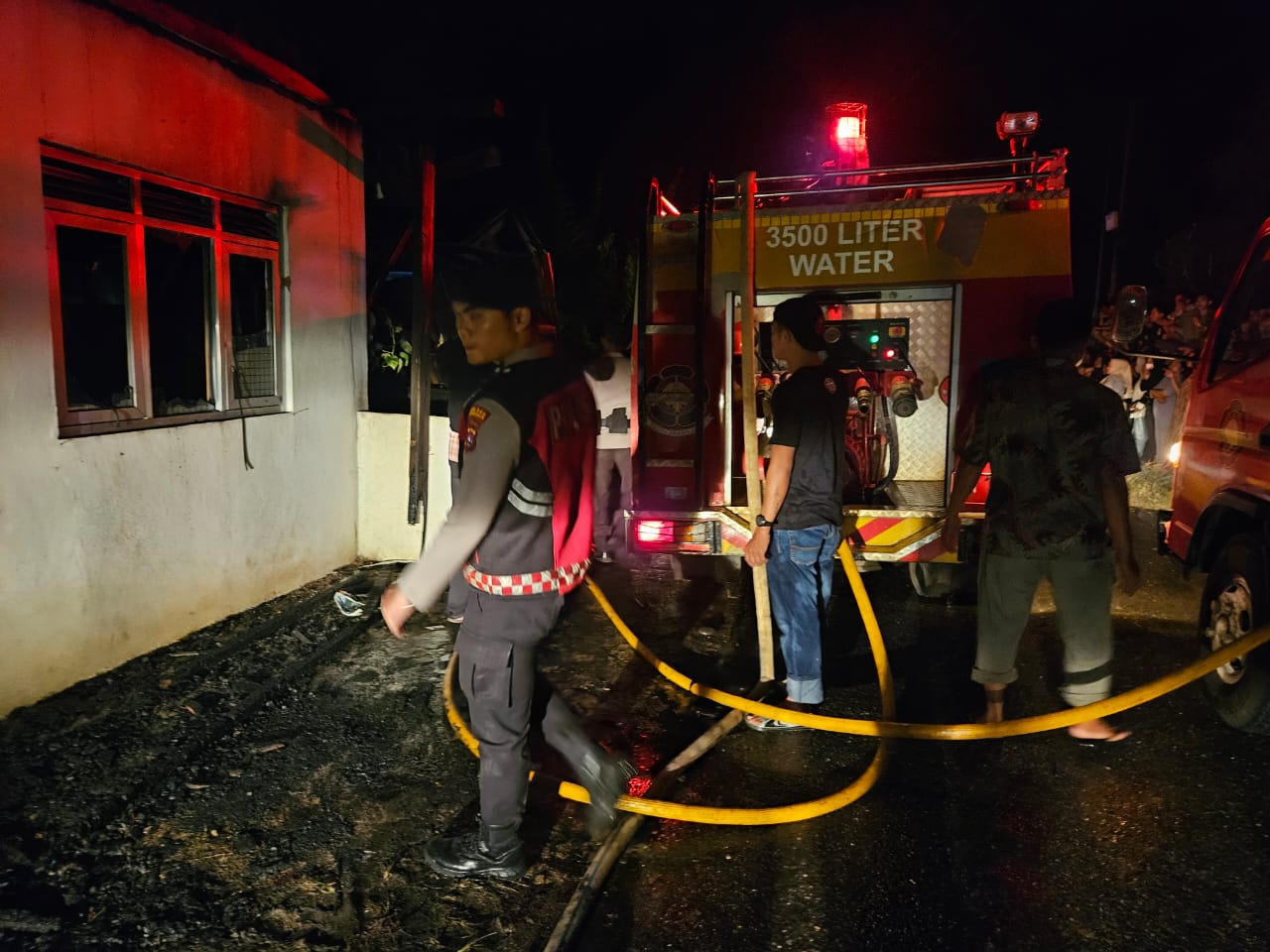 Polres Dharmasraya Sigap Padamkan Kebakaran Bersama Damkar dan Warga