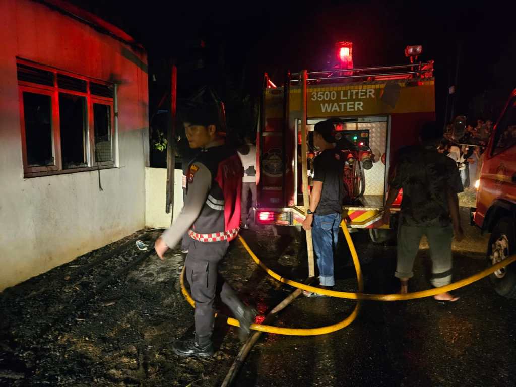 Polres Dharmasraya Sigap Padamkan Kebakaran Bersama Damkar dan&nbsp;Warga