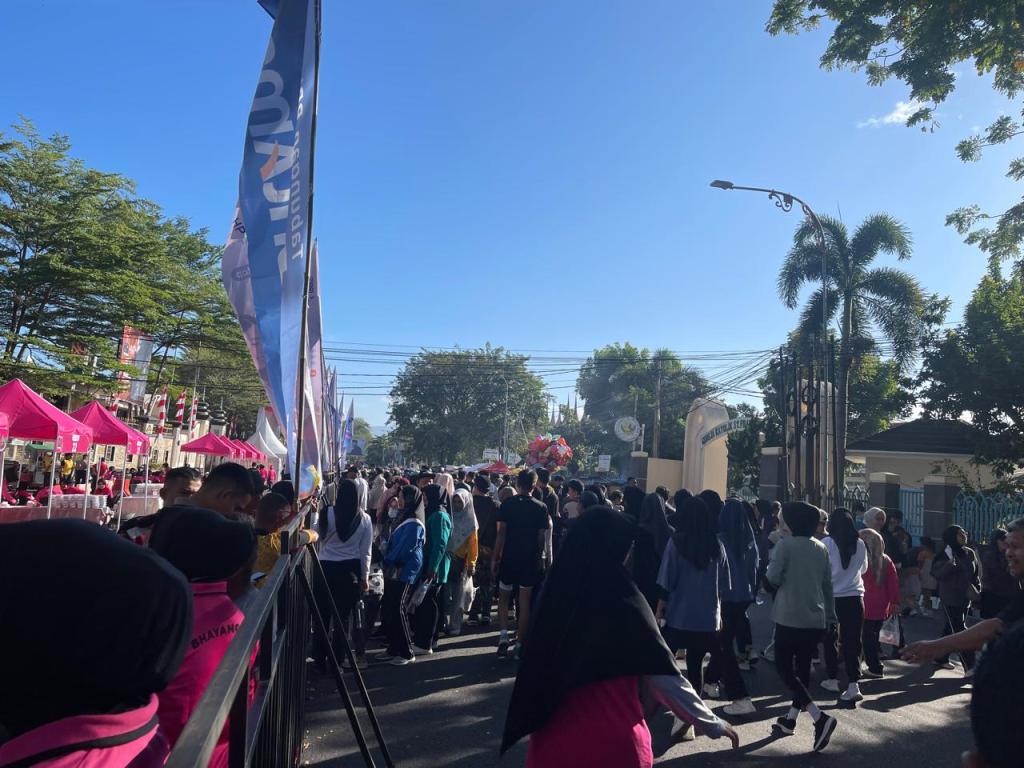 Ribuan Pengunjung Antusias Sambut “Seribu Bhayangkari Merandang 1000 Kg” di Car Free Day Padang Dalam Rangka Hari Bhayangkara&nbsp;ke-79