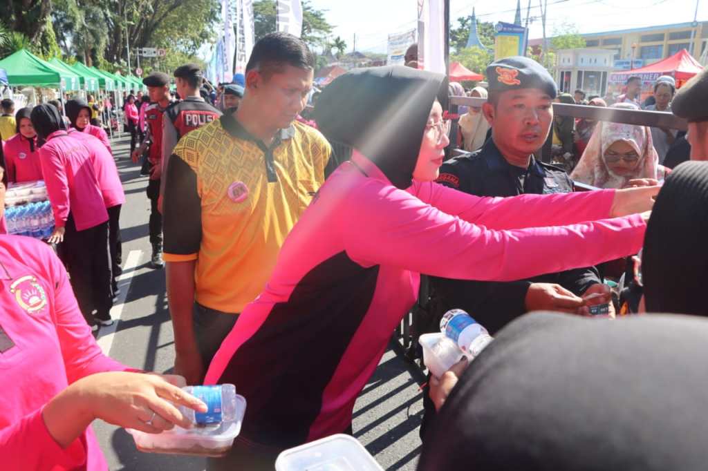 Polres Padang Panjang Ikuti Kegiatan Marandang, Sambut HUT Bhayangkara ke-79 di Mapolda&nbsp;Sumbar