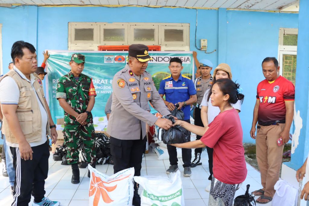 Wakapolres Kep. Mentawai Bersama Forkopimda Salurkan Bantuan Sosial untuk Warga Terdampak Banjir di Kecamatan Sipora&nbsp;Selatan