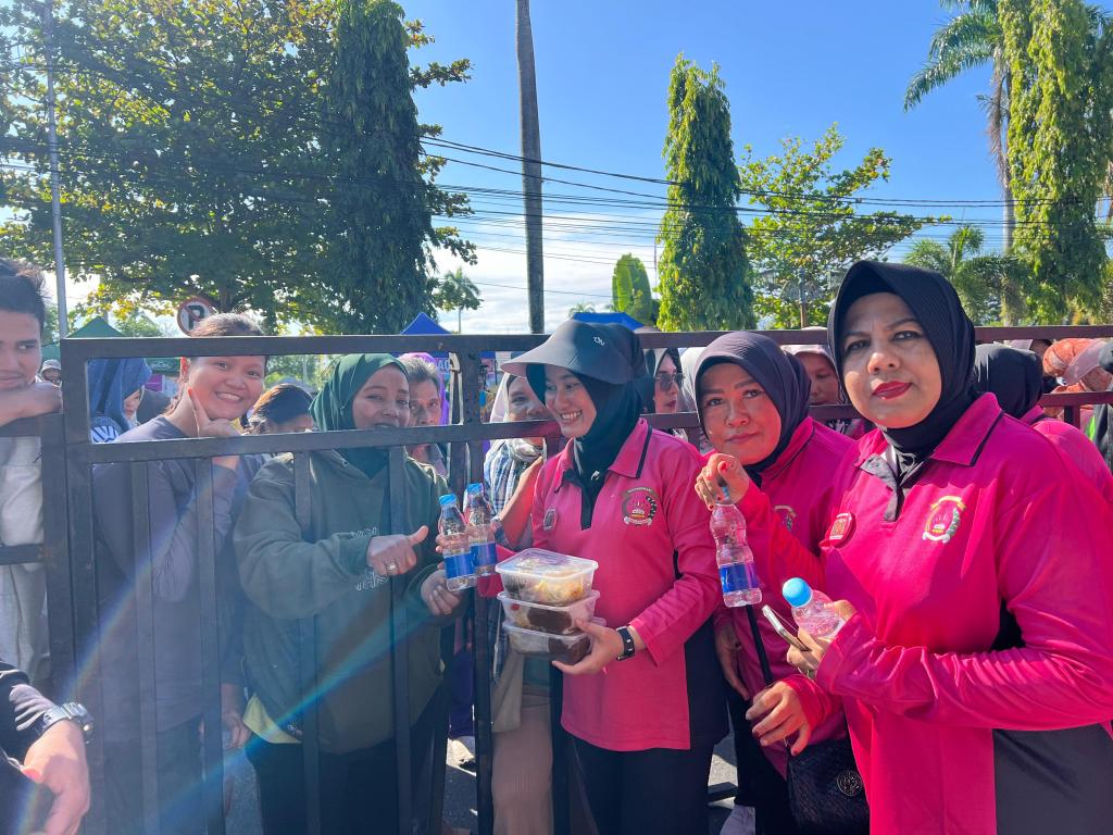 Ibu Ketua Bhayangkari Dharmasraya Bagikan Rendang ke Warga dalam Rekor MURI Hari Bhayangkara&nbsp;ke-79