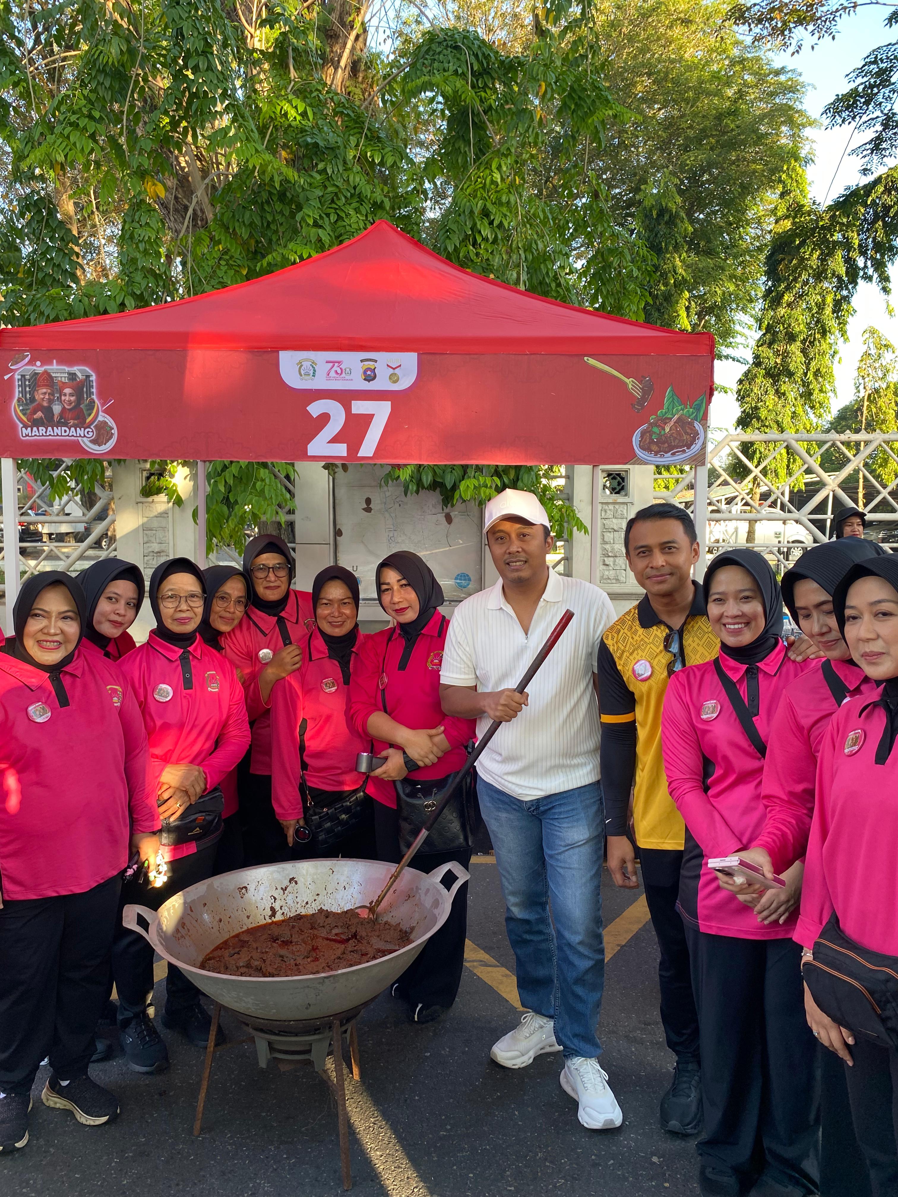 Kapolres 50 Kota Tinjau Langsung Kegiatan Bhayangkari dalam Pemecahan Rekor MURI 1000 Kilogram Randang