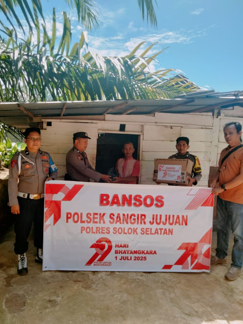 Bersama Rakyat, Polri Kuat: Bhayangkara ke-79, Polsek Sangir Jujuan Tebar Kepedulian di Sungai Kunyit&nbsp;Barat