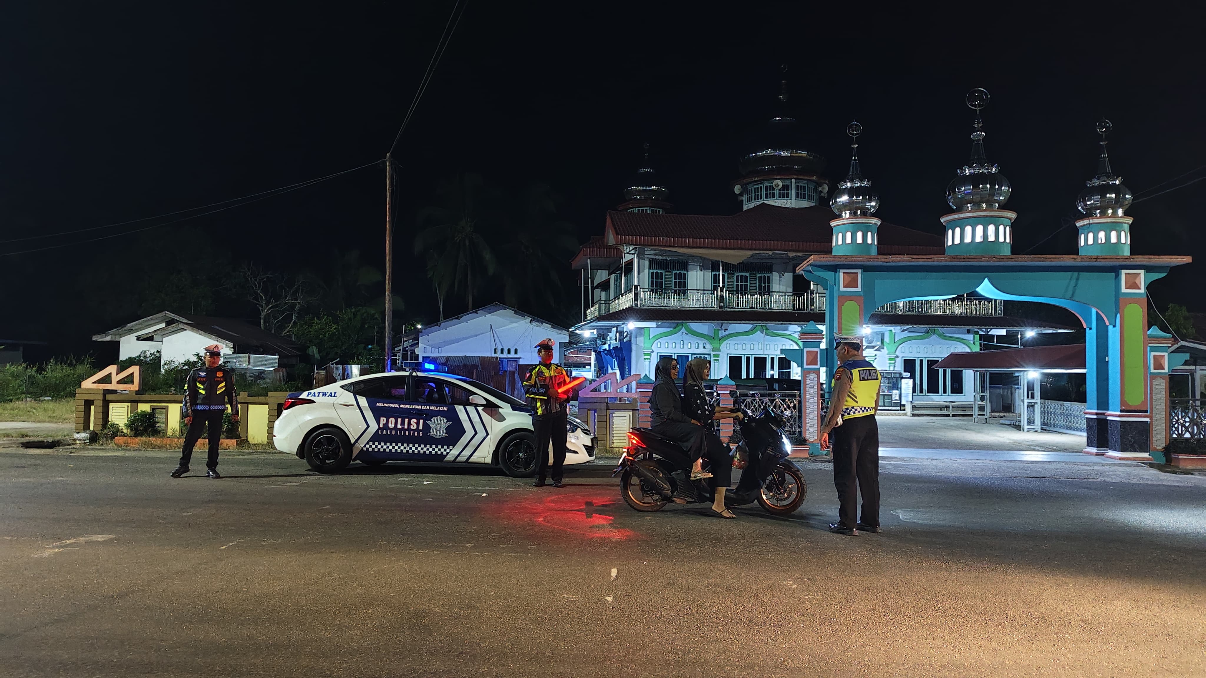 Dalam Menjaga Harkamtibmas Diakhir Pekan, Regu Siaga II Polres Sijunjung Gelar Patroli dan Himbauan Kamtibmas.