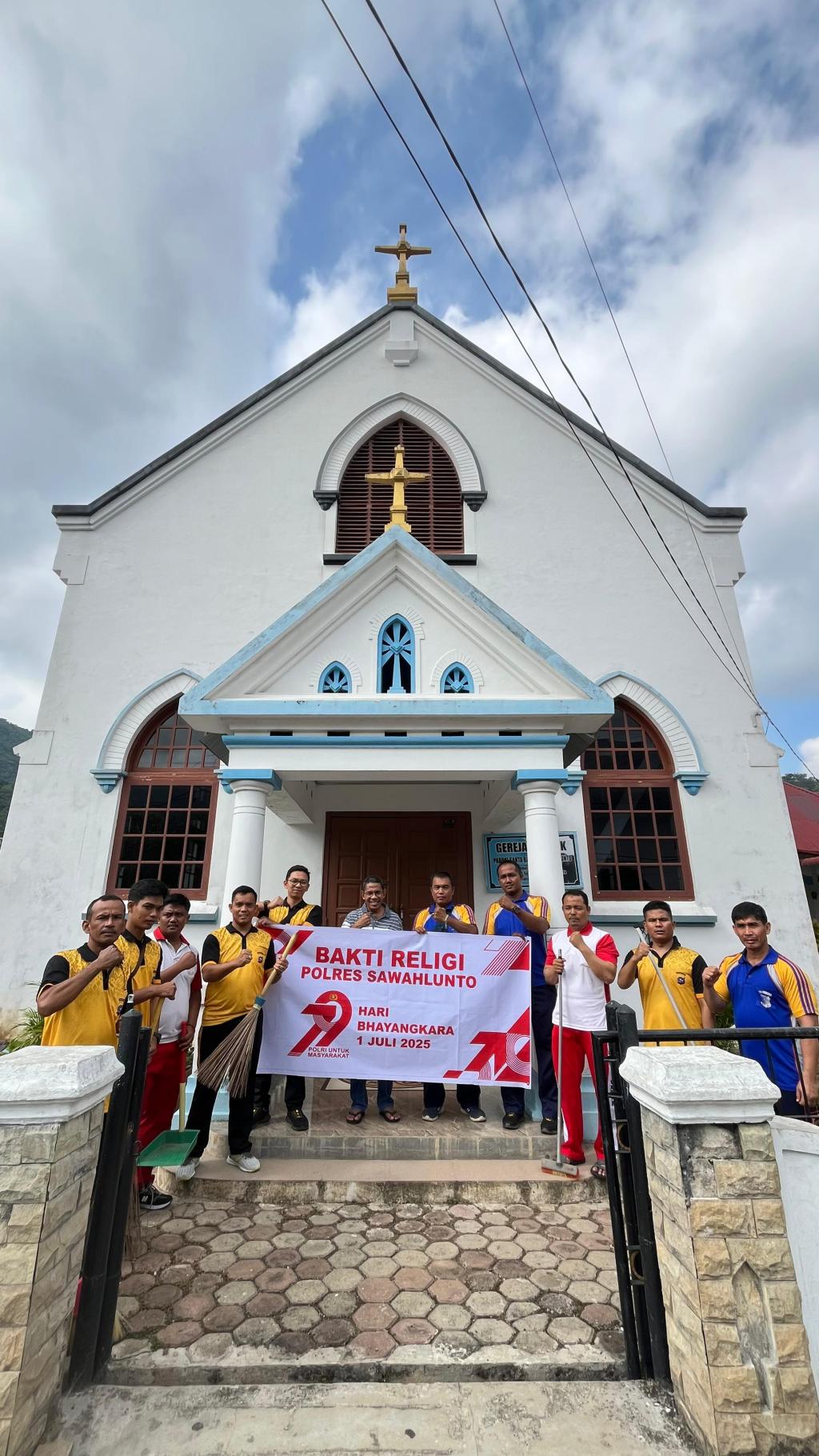 Bakti Religi di Gereja Santa Barbara Kecamatan Lembah Segar Sambut Hari Bhayangkara&nbsp;ke-79