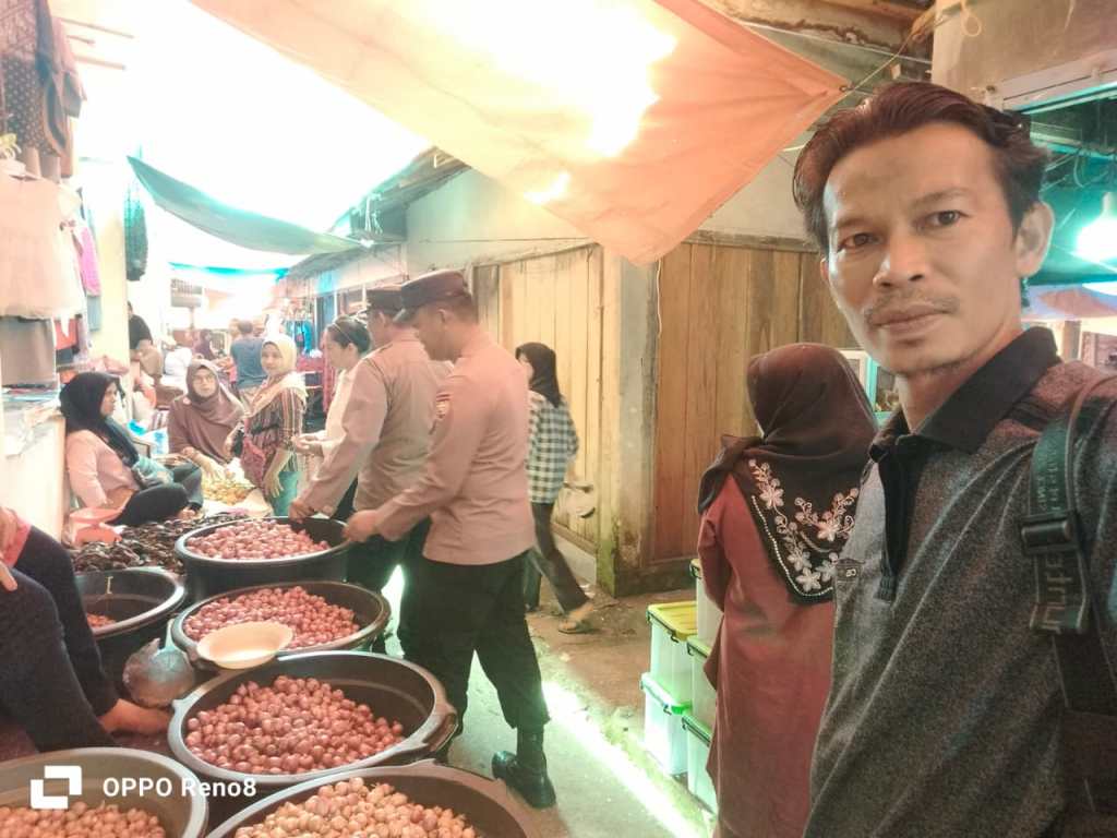 Polsek Palembayan beserta Bhabinkamtibmas Nagari Maninjau melaksanakan patroli dialogis di&nbsp;pasar