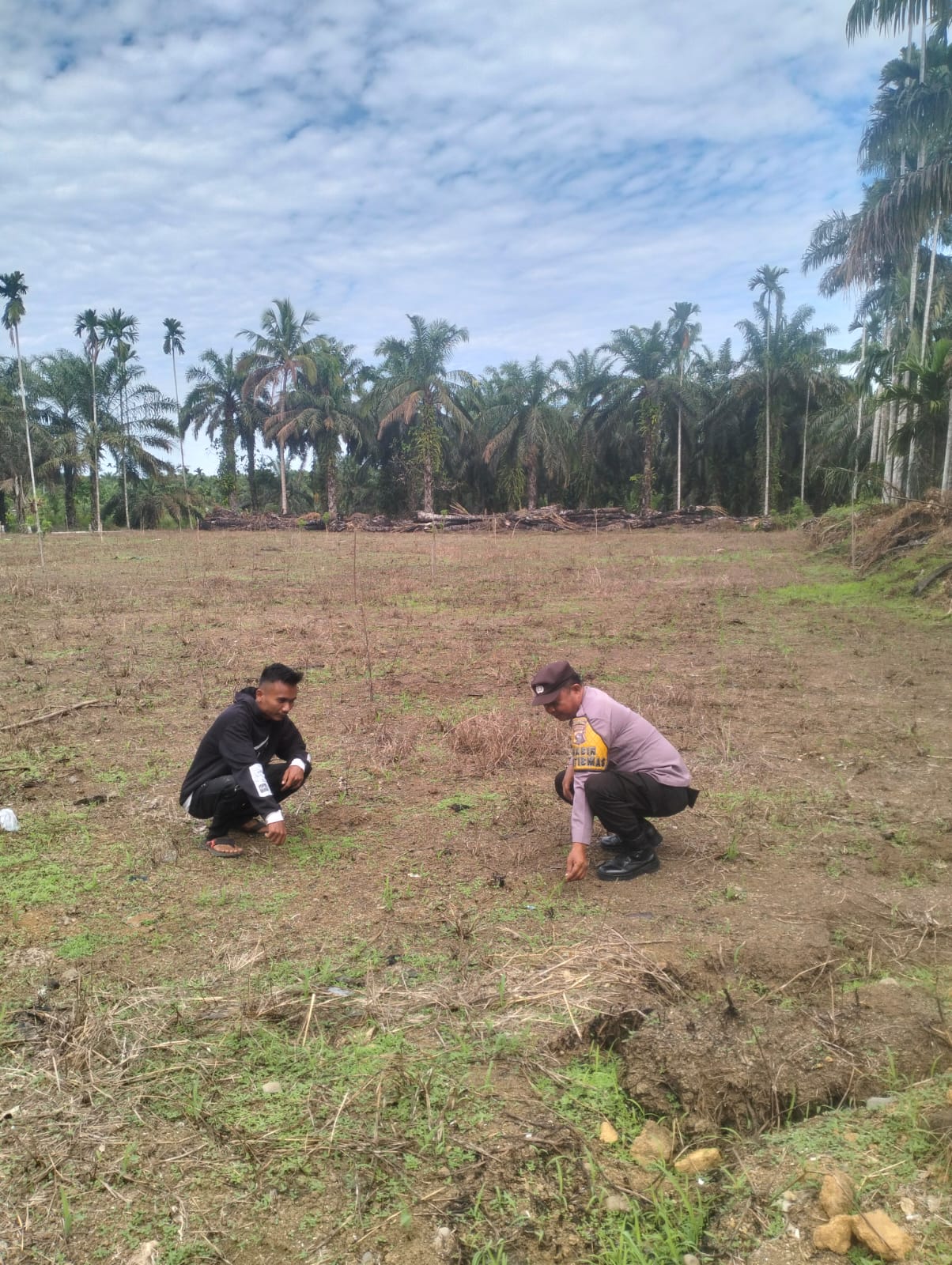Pemanfaatan Lahan Kosong, Bhabinkamtibmas Nagari Parit Dorong Ketahanan Pangan Lewat Program Asta Cita Presiden RI