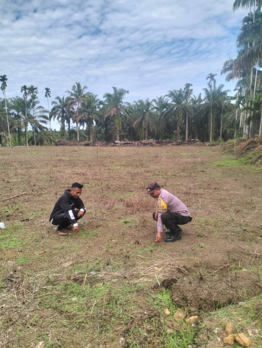 Pemanfaatan Lahan Kosong, Bhabinkamtibmas Nagari Parit Dorong Ketahanan Pangan Lewat Program Asta Cita Presiden&nbsp;RI