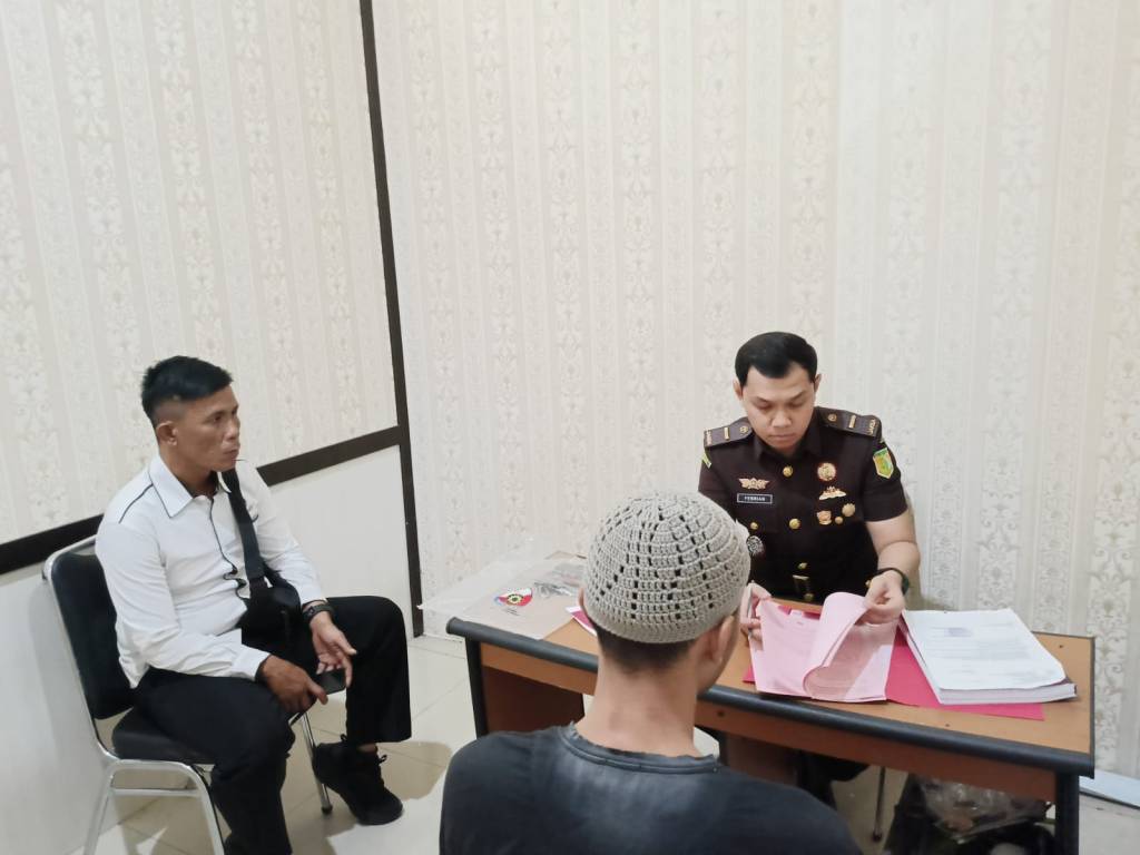 Polres Dharmasraya Serahkan Tersangka dan Barang Bukti Kasus BBM Subsidi ke&nbsp;Kejaksaan