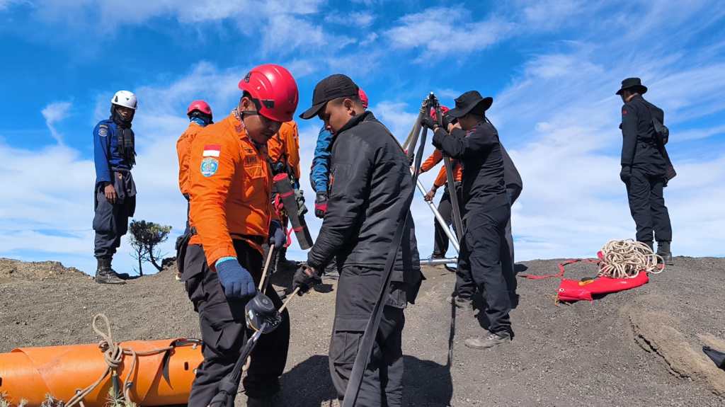 Evakuasi Dramatis di Rinjani: Tim SAR NTB Berjuang Selamatkan Pendaki Asal&nbsp;Brasil