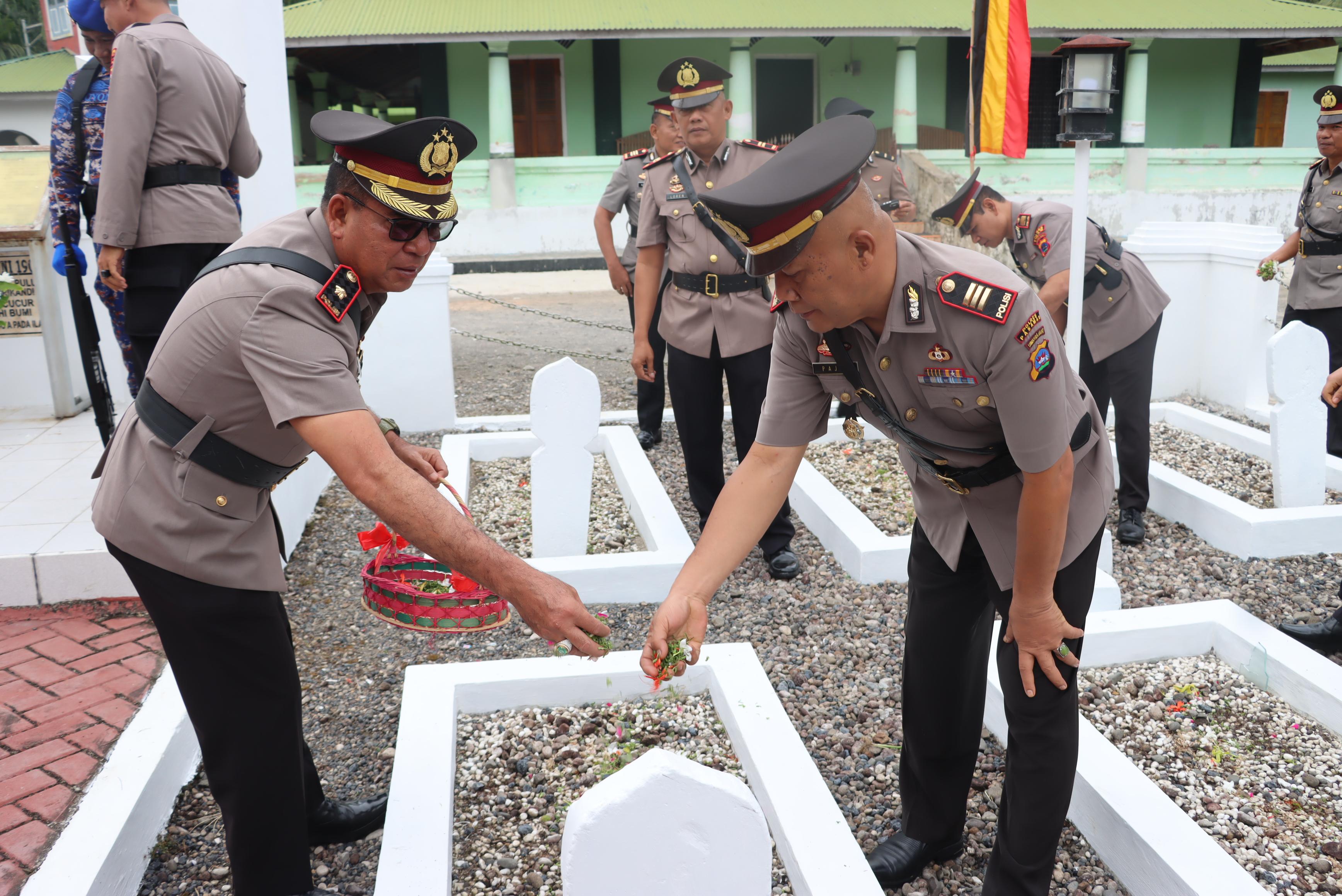 Polres Agam Gelar Upacara Ziarah dan Tabur Bunga di TMP Siti Manggopoh Dalam Rangka Menyambut Hari Bhayangkara Ke-79 Tahun 2025