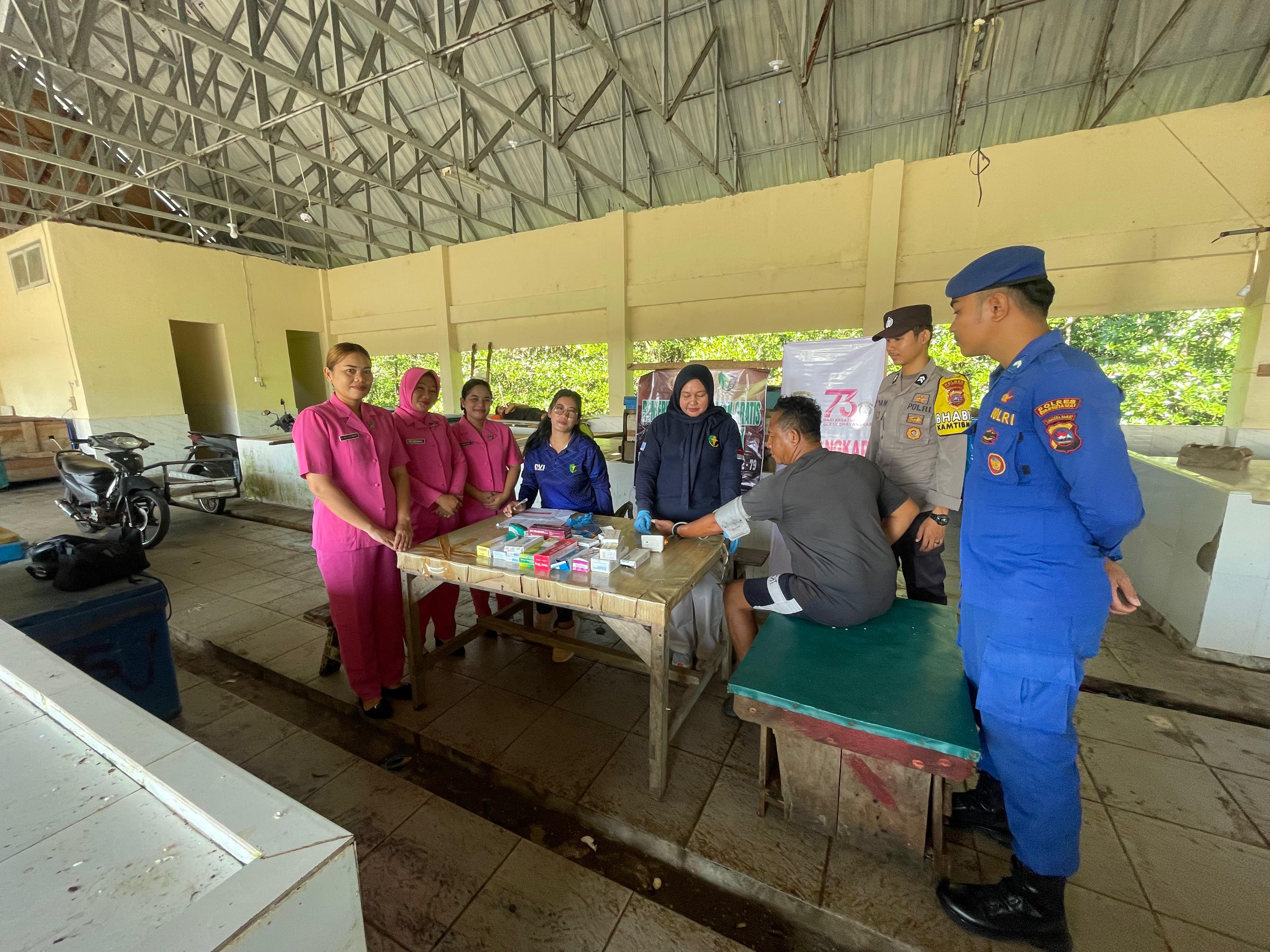 Dalam Rangka HUT Bhayangkara Ke-79, Polres Kepulauan Mentawai Gelar Pemeriksaan Kesehatan Gratis untuk Nelayan