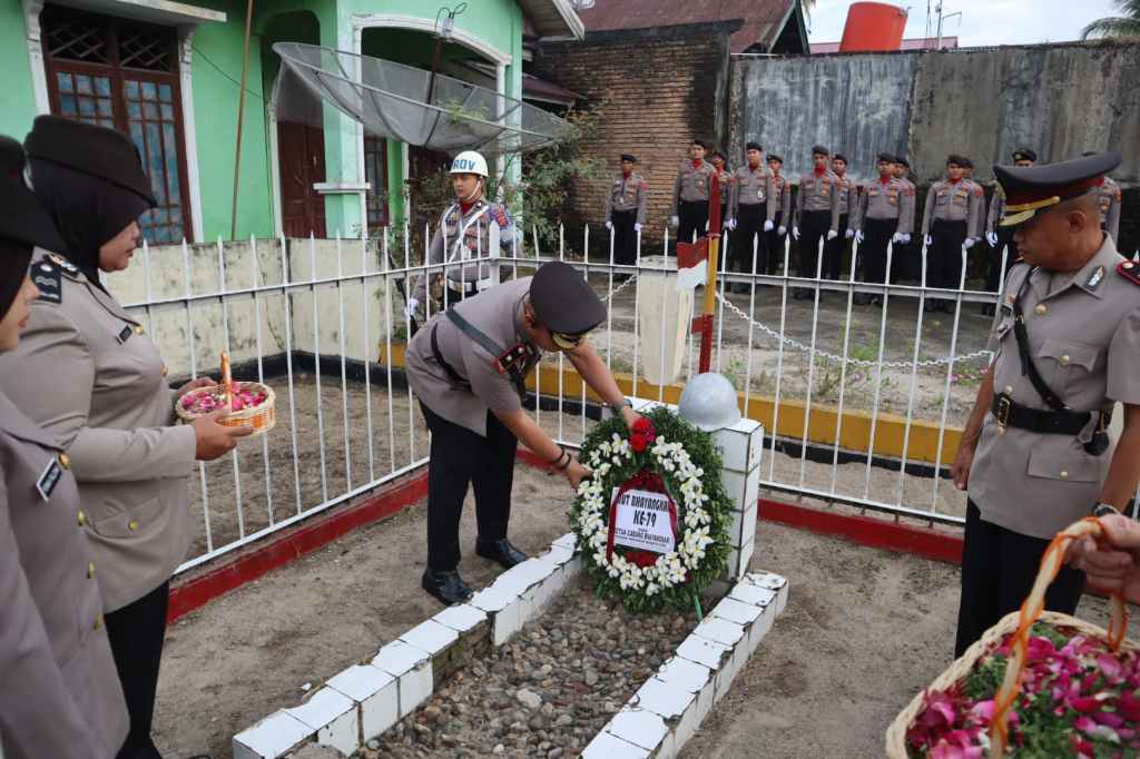 Wakapolres Padang Pariaman Hadiri Upacara Ziarah di Taman Makam Pahlawan Dalam Rangka HUT Bhayangkara ke&nbsp;-79