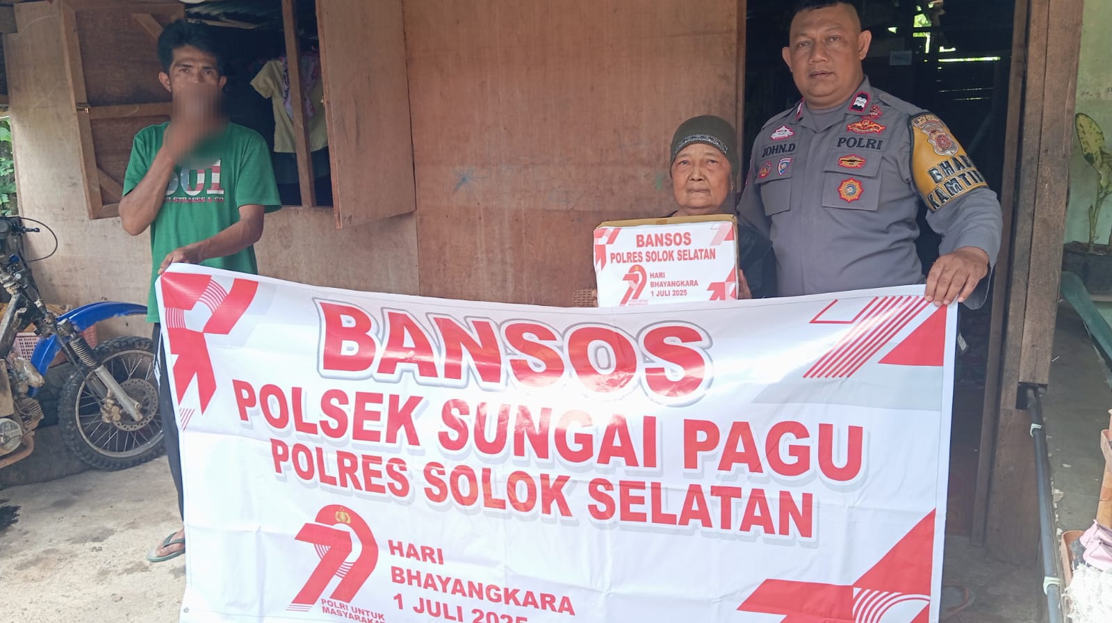 Langkah Kemanusiaan Bhayangkara: Bhabinkamtibmas Salurkan Bansos dengan Ketulusan di Pauh Duo