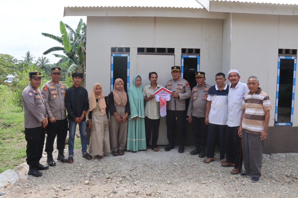 Hari Bhayangkara Ke-79 Tahun 2025, Kapolres Pasaman Barat Serahkan Kunci Kepada Penerima Bantuan Bedah&nbsp;Rumah
