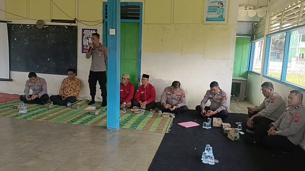 Satbinmas Polres Dharmasraya Edukasi Warga Sipangkur soal Bahaya Narkoba dan Balap&nbsp;Liar