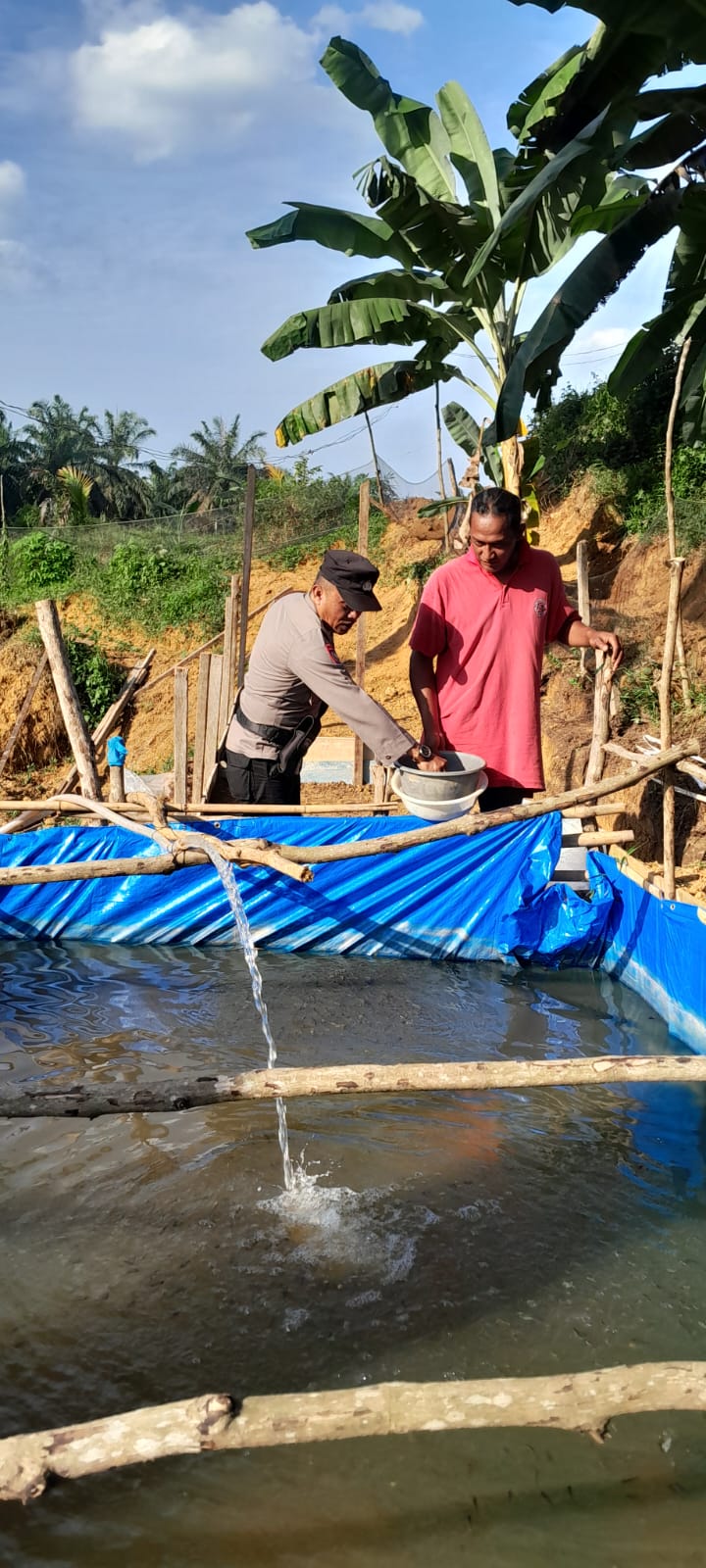 Polri Dukung Ketahanan Pangan, Bhabinkamtibmas Sambangi Peternakan Ikan di Koto Gadang