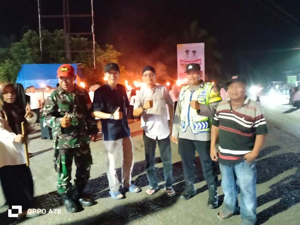 Hadir untuk Masyarakat, TNI-Polri Kawal Pawai Obor 1 Muharam di Koto&nbsp;Baru