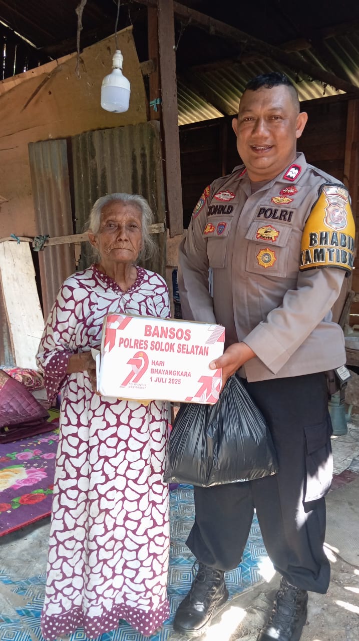 Bhabinkamtibmas Aiptu John Davidson Tunjukkan Kepedulian dengan Bantu Warga Tua Menyambut Hari Bhayangkara ke-79