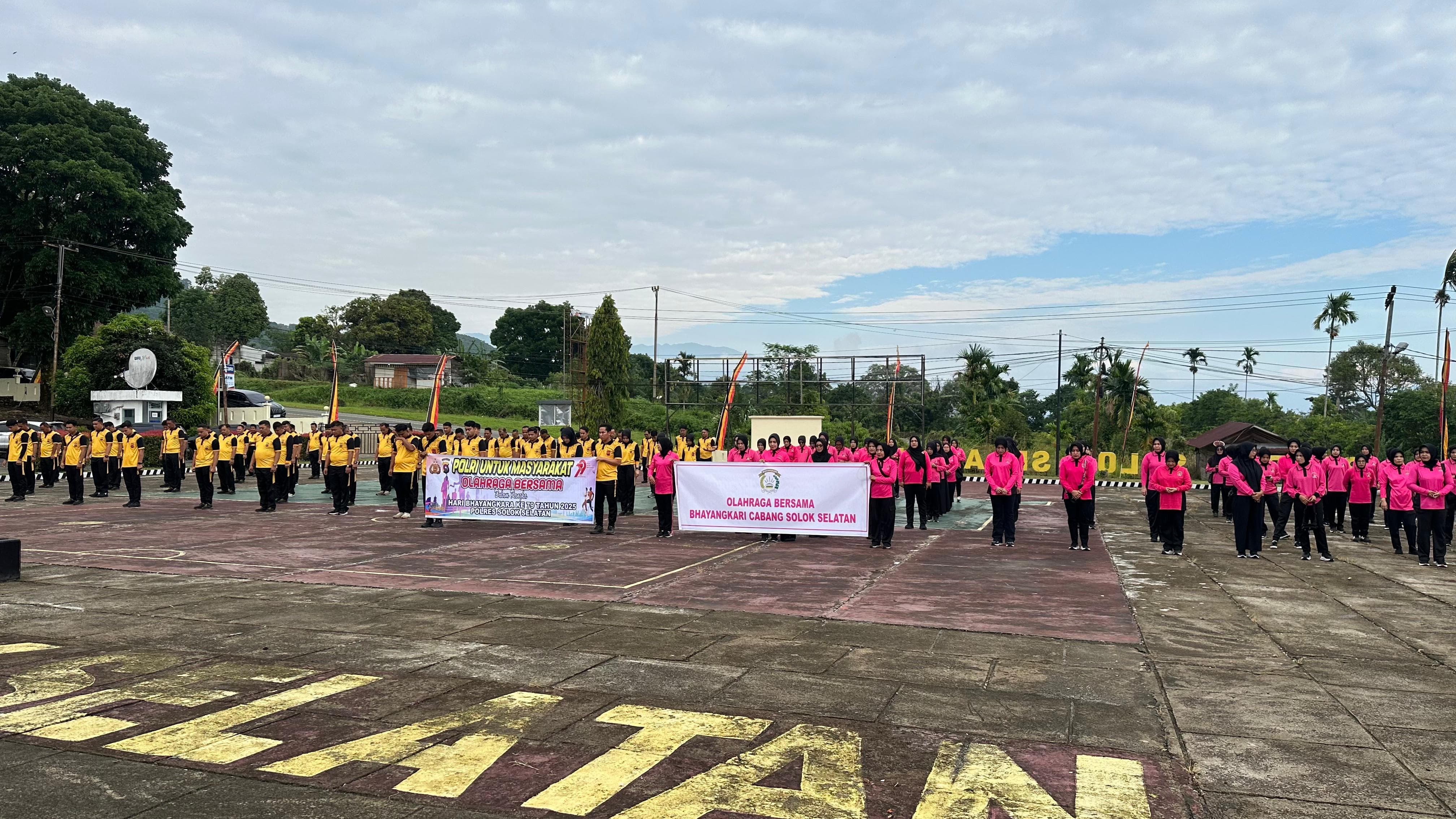 Pagi Ceria, Bhayangkara Bahagia: Olahraga Bersama Warnai Semangat Jelang HUT ke-79 di Polres Solok Selatan