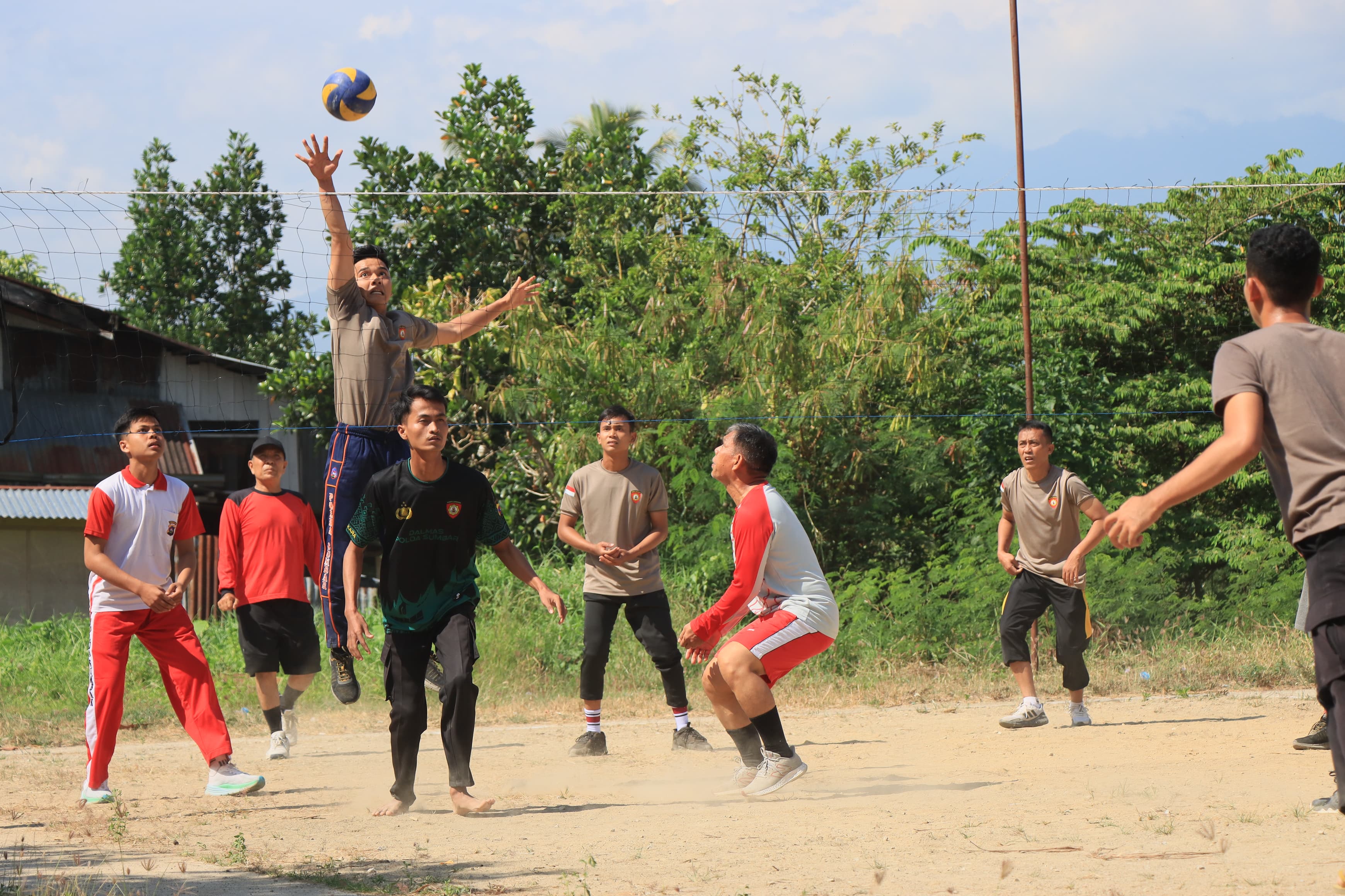 Sambut Hari Bhayangkara ke-79, Polres Solok Kota Gelar Pertandingan Voli Antar Fungsi