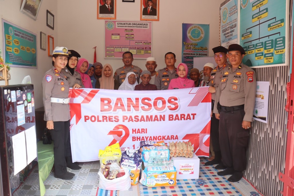 Polres Pasbar Menggelar Baksos ke Rumah Lansia Yayasan Siti Khadijah Dalam Rangka Hari Bhayangkara Ke-79 Tahun&nbsp;2025